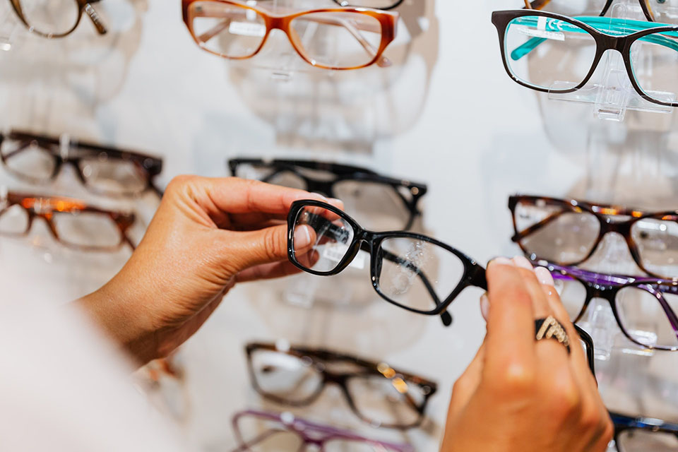 customeyes-types-of-eyeglass-lens-coatings